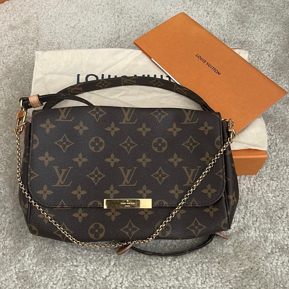 Louis Vuitton Favorite MM canvas with non slip monogram strap.